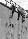 361223 Afbeelding van drie jongens die tegen de wand van de ingang van de Leidseveertunnel (zijde Kanaalstraat) te ...